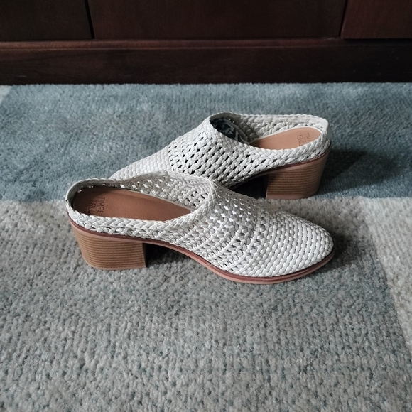 Time & Tru Ladies Sz 9 slides with heels - Picture 2 of 3